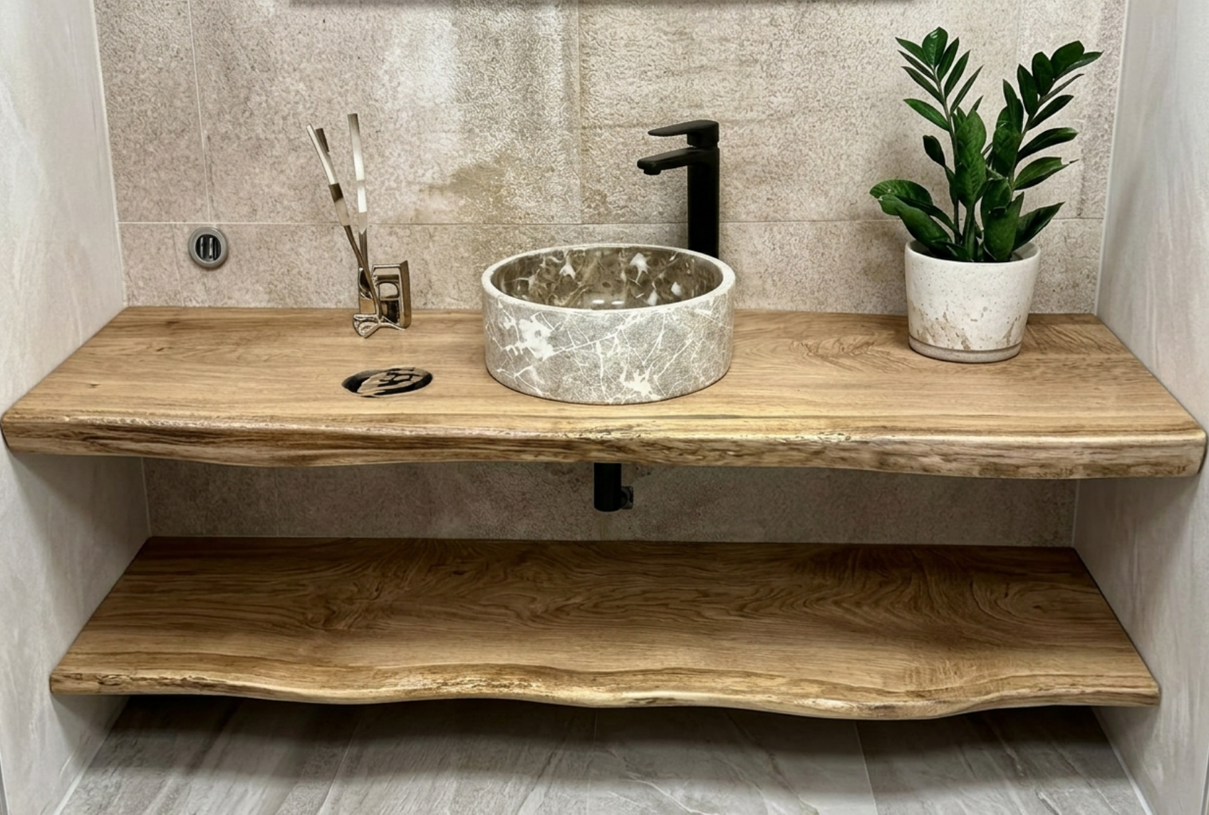 Badezimmer mit Innenausbau in Holz