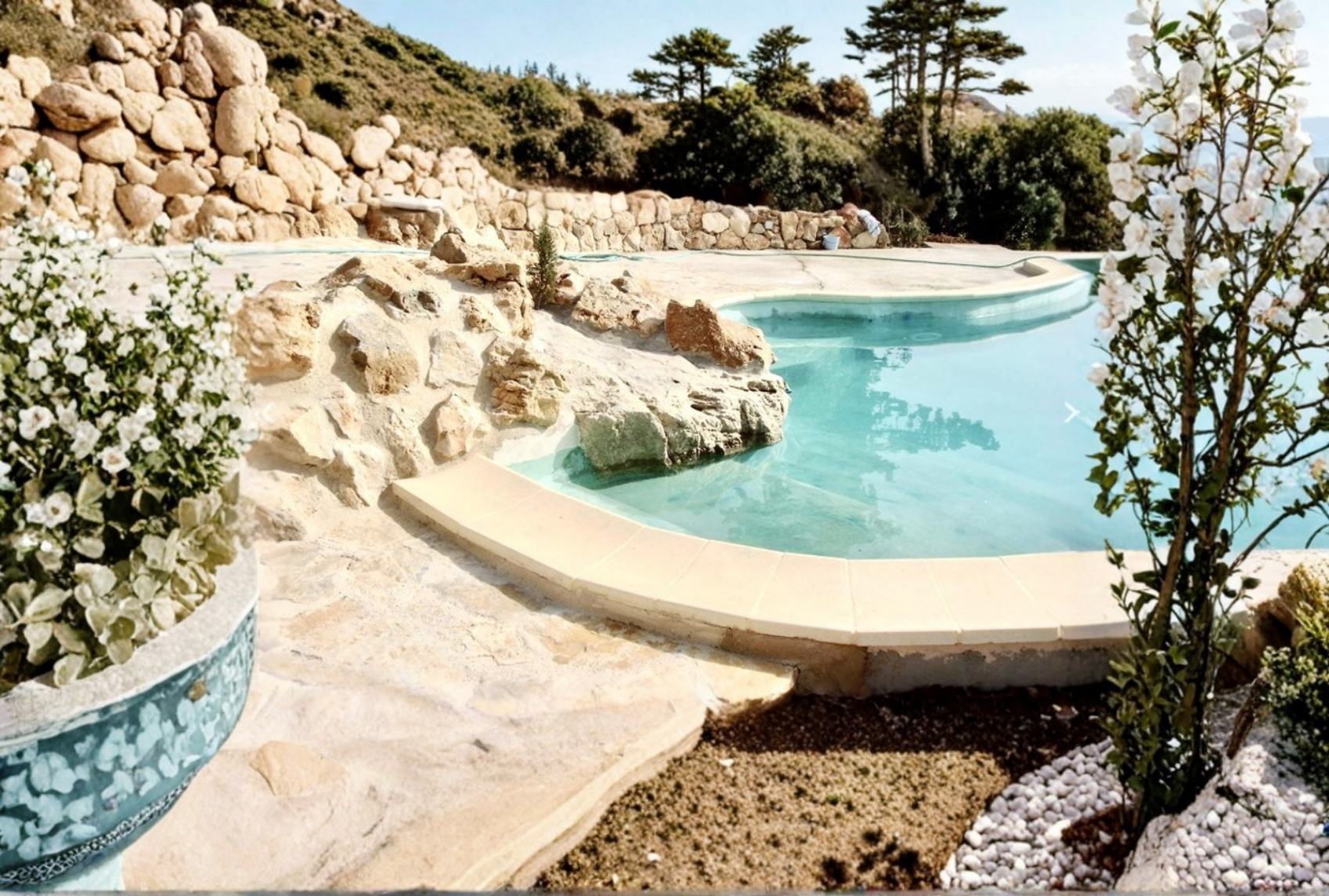 Terrasse und Poolanlage