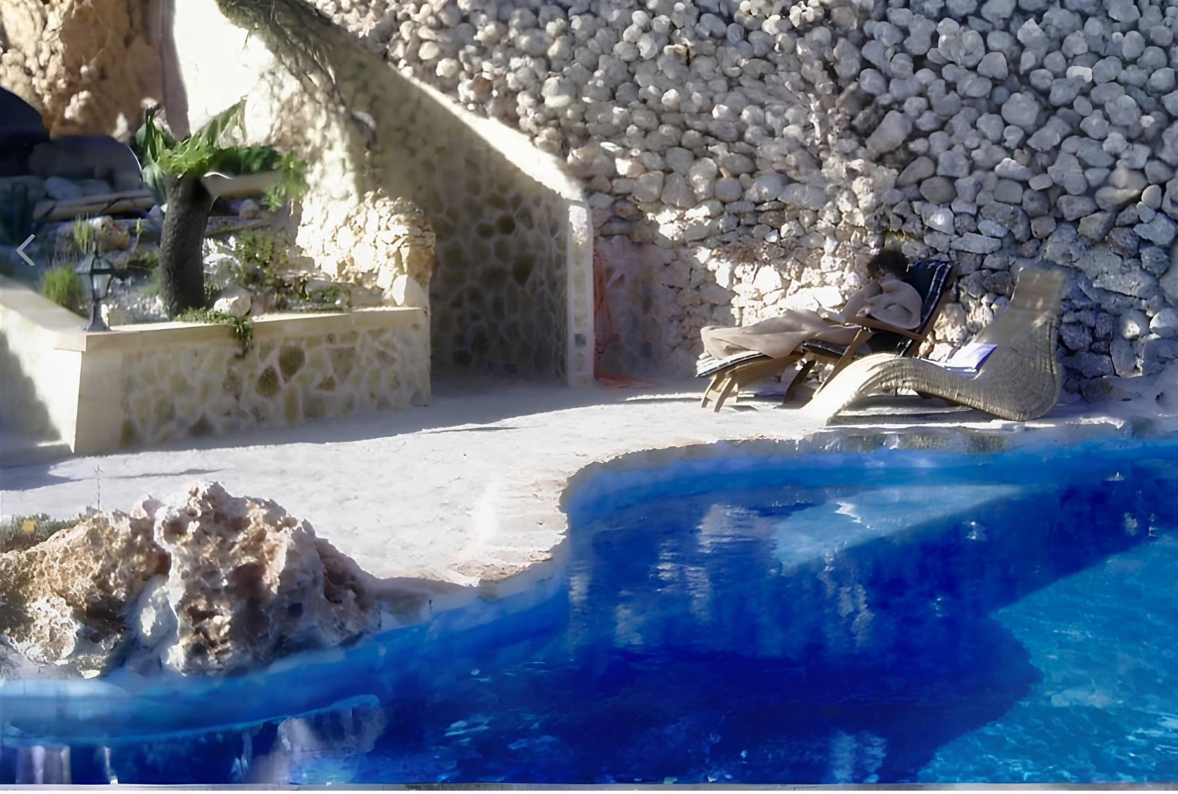 Poolbereich mit Natursteinmauer