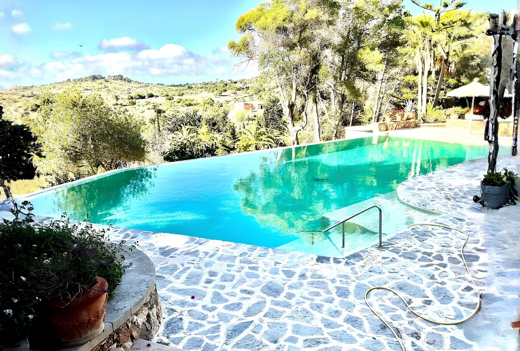 Pool und Terrassenbereich