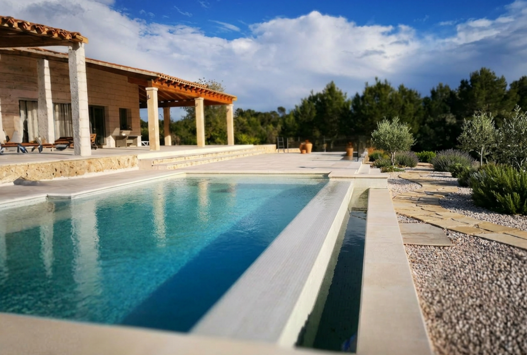 Hochwertige Poolanlage mit Außenbereich